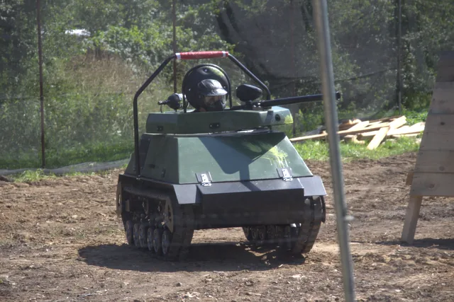 Mini czołg wjeżdżający na poligon Battle Tanks