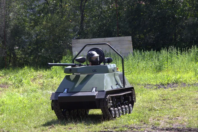 Mini czołg widziany od frontu na poligonie
