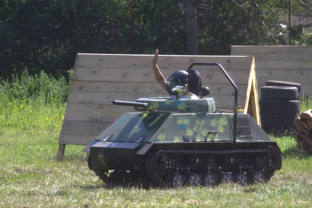 Gracz celujący markerem paintballowym z mini czołgu