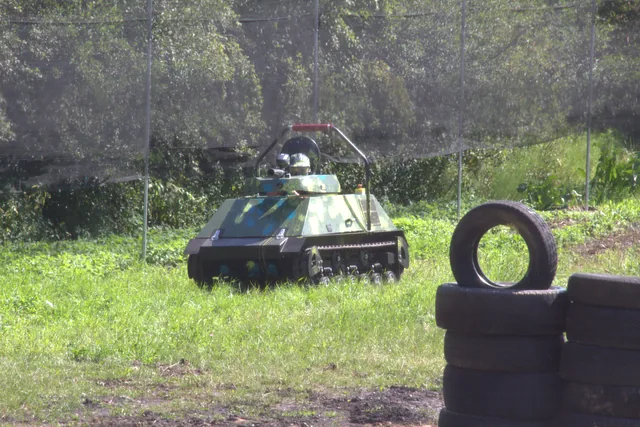 Mini czołg patrolujący teren Battle Tanks Arena