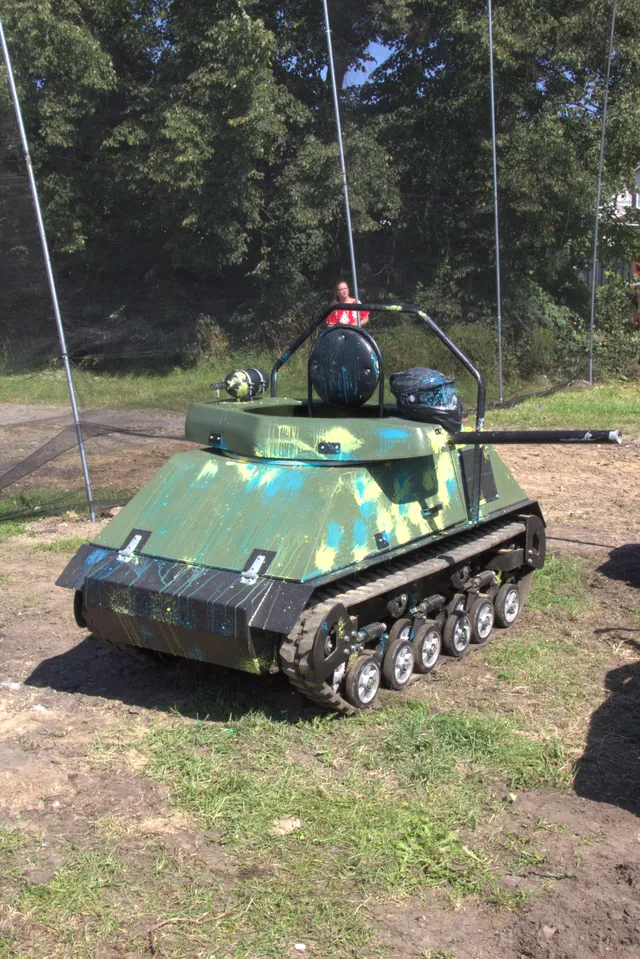 Mini czołg na tle bieszczadzkiego poligonu