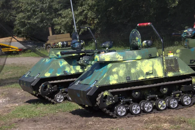 Dwa mini czołgi przygotowane do wspólnej rozgrywki