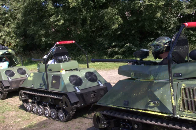 Dwa mini czołgi ustawione na arenie przed bitwą