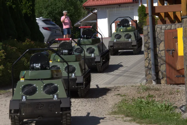 Kolumna mini czołgów ruszająca na misję