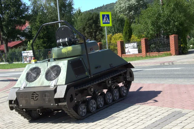 Mini czołg przejeżdżający przez teren areny